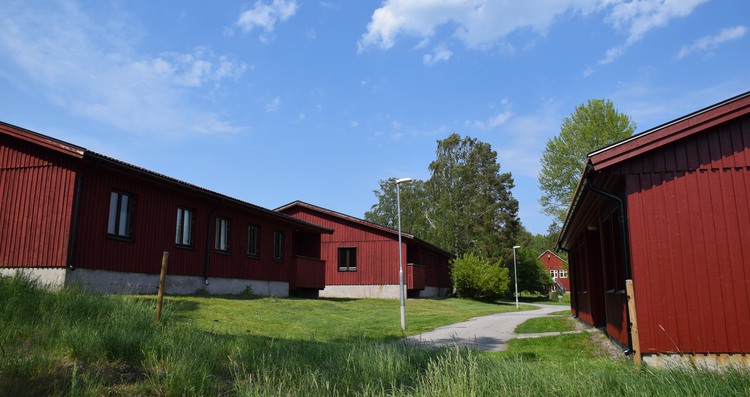 Bild på Öknaskolans röda internatbyggnader