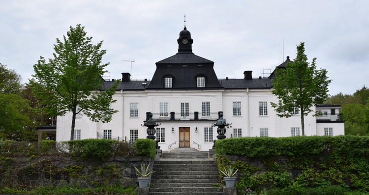 Öknaskolans vita slottsbyggnad fotograferad franifrån